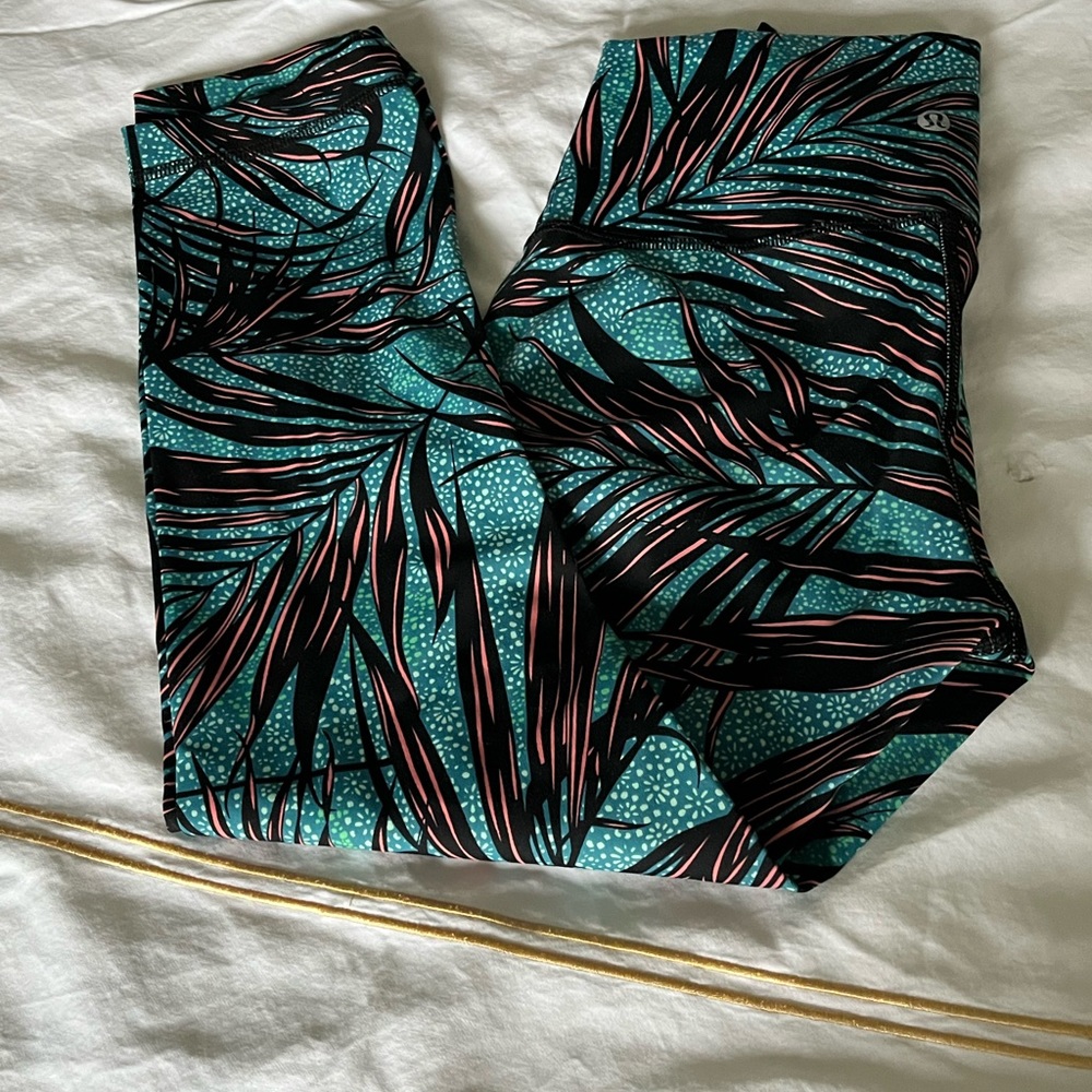 Size 2 lulu crops like new.